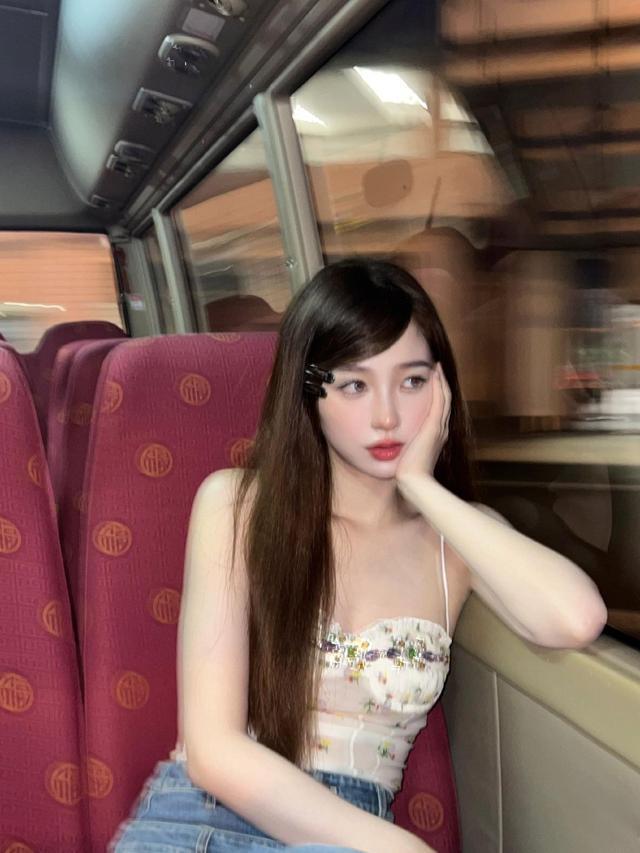 虞书欣透视碎花吊带扮成熟 带戴黑色小发卡可可爱爱
