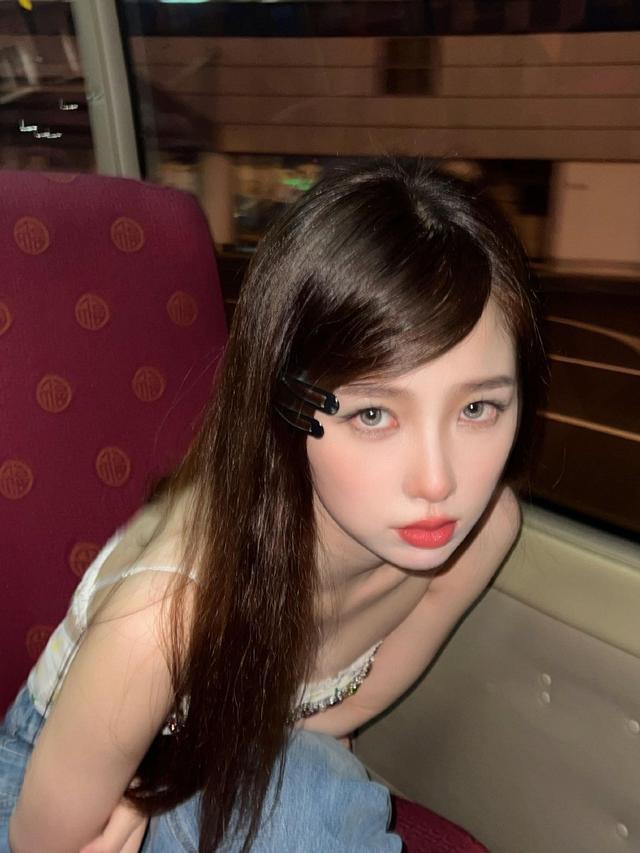 虞书欣透视碎花吊带扮成熟 带戴黑色小发卡可可爱爱