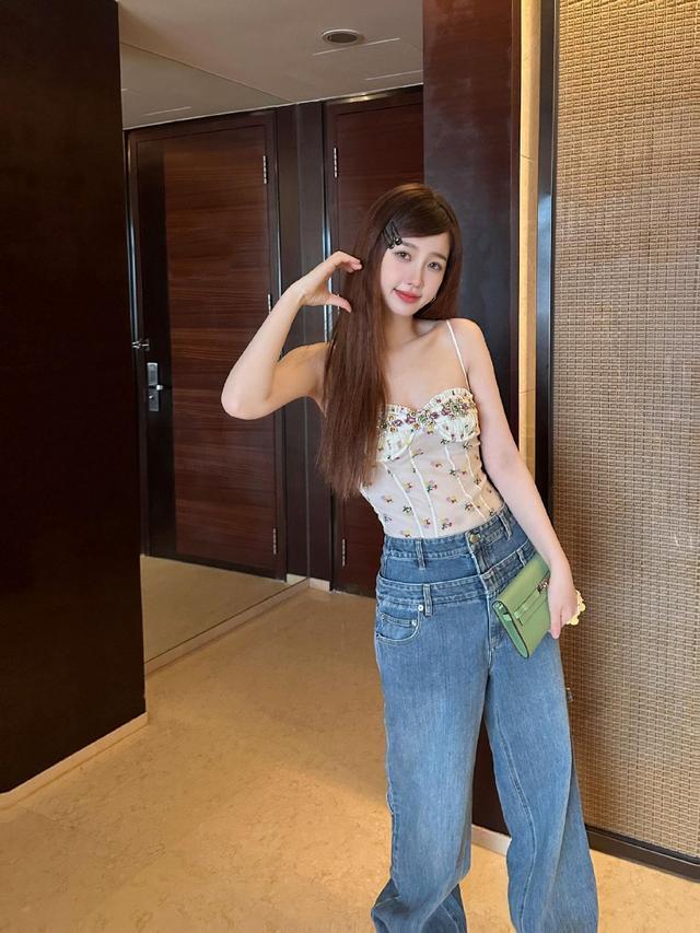 虞书欣透视碎花吊带扮成熟 带戴黑色小发卡可可爱爱