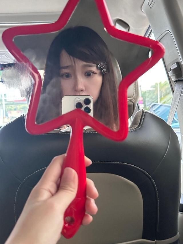 虞书欣透视碎花吊带扮成熟 带戴黑色小发卡可可爱爱