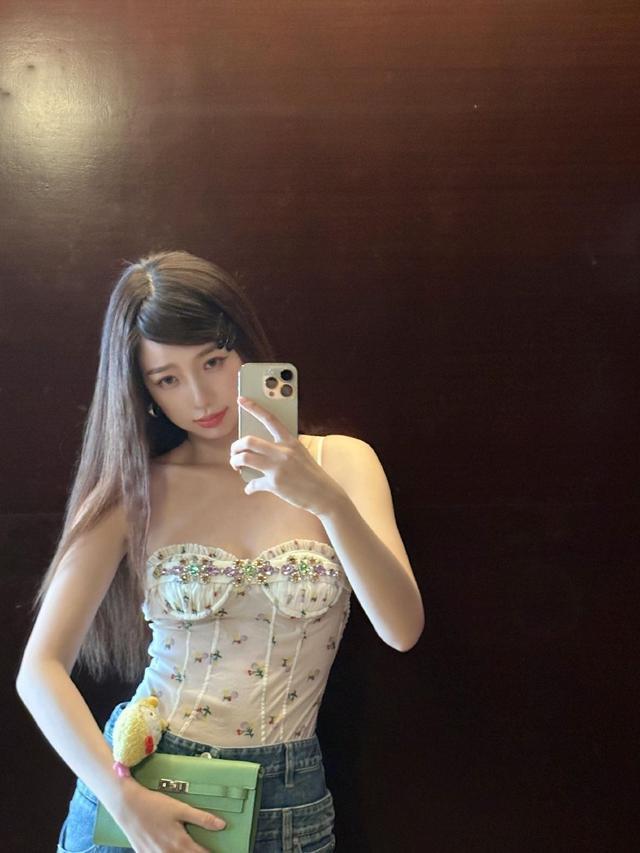 虞书欣透视碎花吊带扮成熟 带戴黑色小发卡可可爱爱