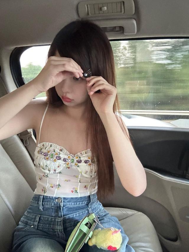 虞书欣透视碎花吊带扮成熟 带戴黑色小发卡可可爱爱