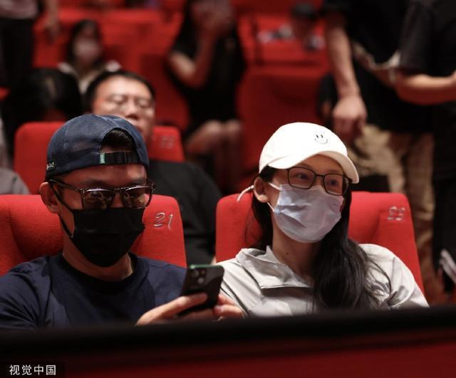 郑恺夫妇金世佳现身影院 苗苗戴墨镜紧靠老公
