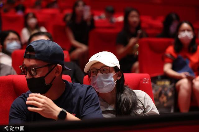 郑恺夫妇金世佳现身影院 苗苗戴墨镜紧靠老公