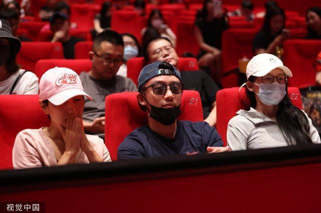 郑恺夫妇金世佳现身影院 苗苗戴墨镜紧靠老公