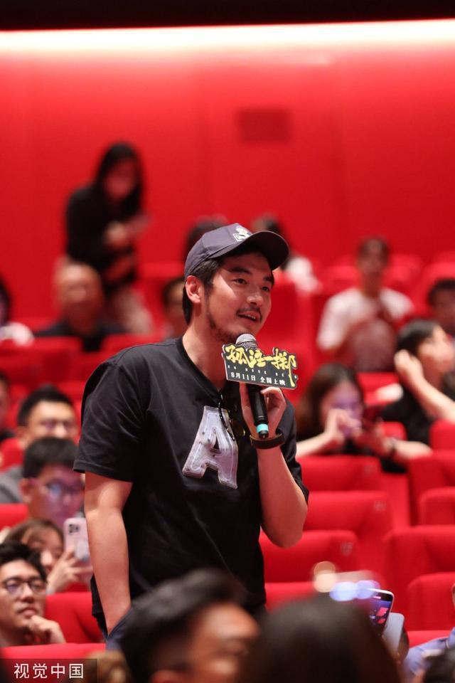 郑恺夫妇金世佳现身影院 苗苗戴墨镜紧靠老公