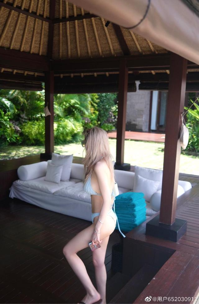 周扬青晒马尔代夫度假照 穿泳衣秀前凸后翘超火辣