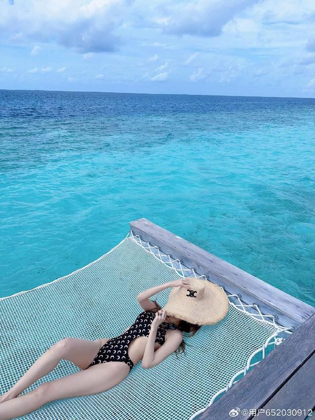 周扬青晒马尔代夫度假照 穿泳衣秀前凸后翘超火辣