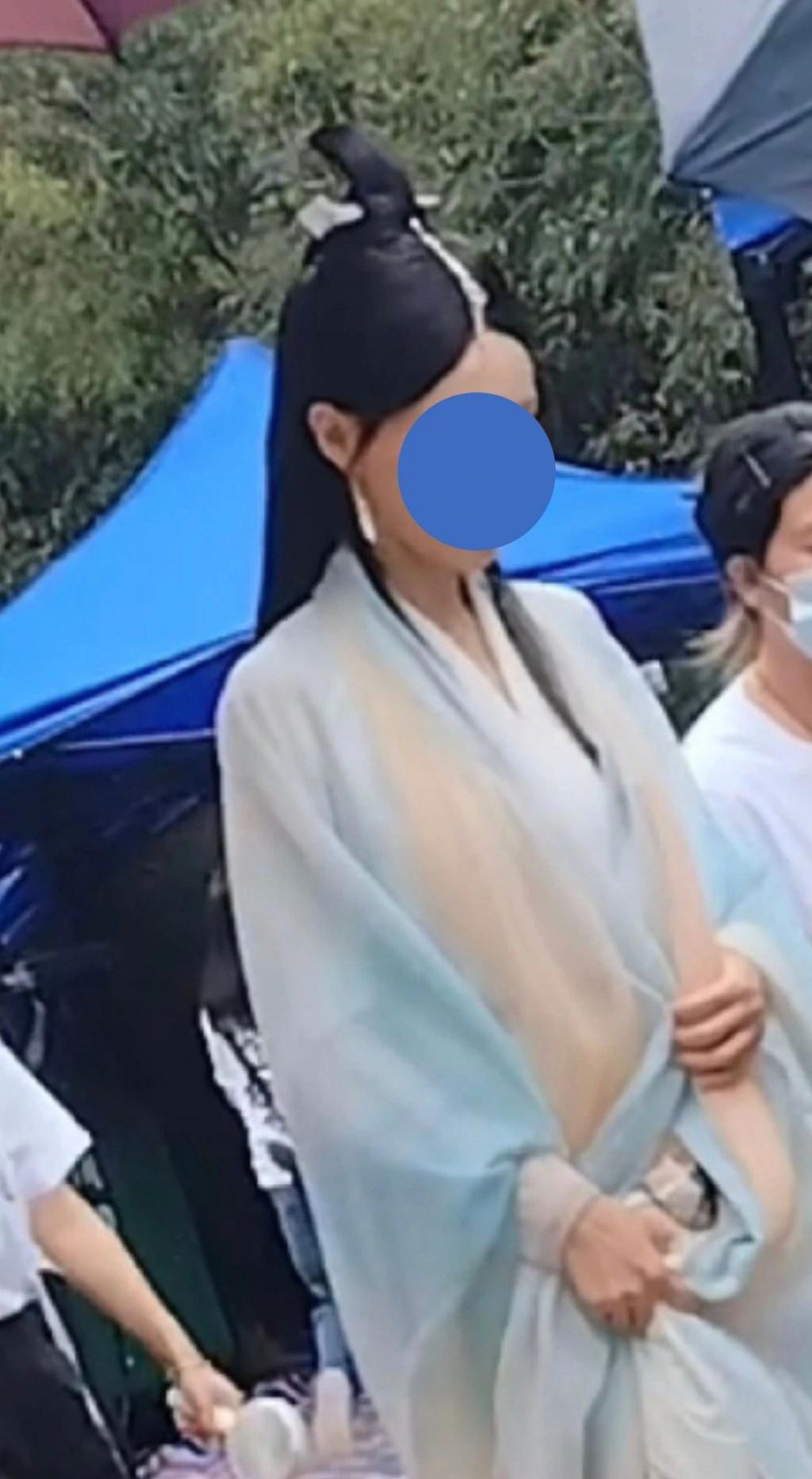 迪丽热巴男相，杨紫发型难看，90花顶流的古装妆造都好敷衍
