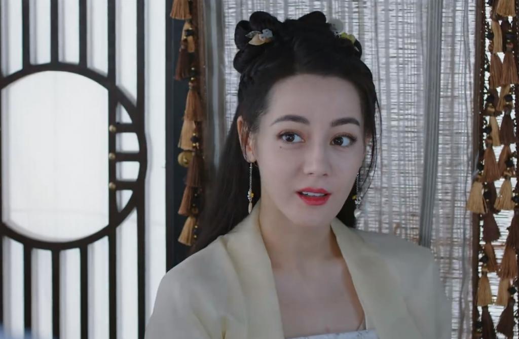 迪丽热巴男相，杨紫发型难看，90花顶流的古装妆造都好敷衍