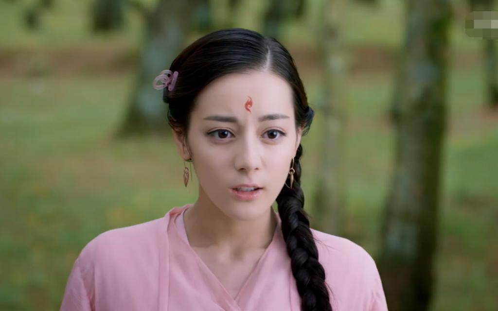 迪丽热巴男相，杨紫发型难看，90花顶流的古装妆造都好敷衍