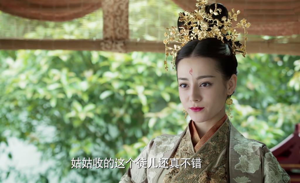 迪丽热巴男相，杨紫发型难看，90花顶流的古装妆造都好敷衍