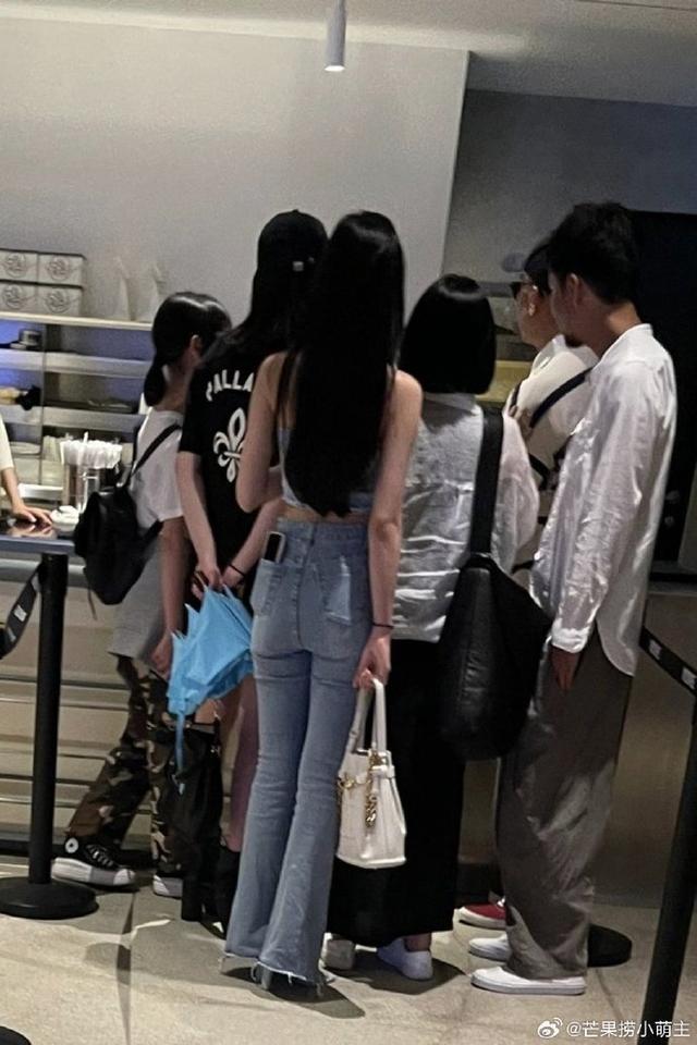 具俊晔陪小S一家游韩国被偶遇 三个女儿身材高挑