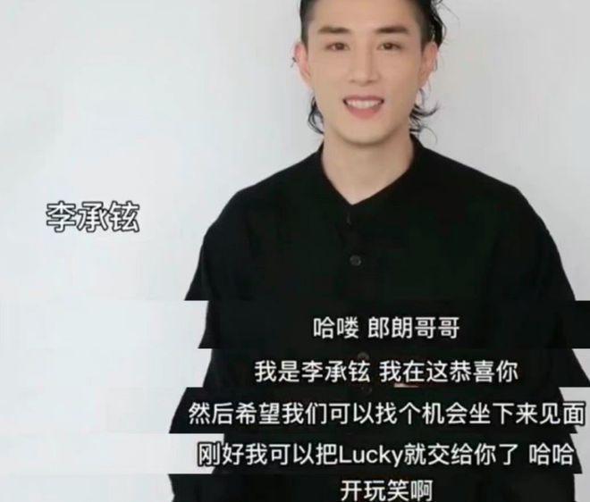 戚薇女儿现身墨尔本参加钢琴比赛，奢华礼服瞩目