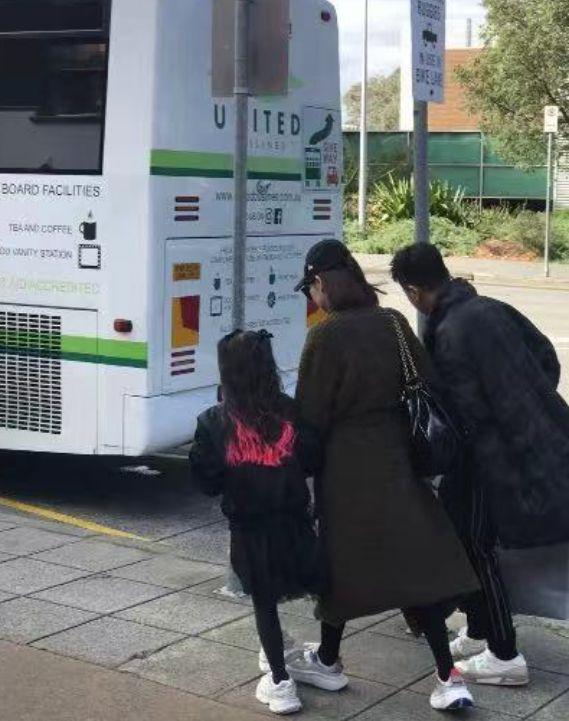 戚薇女儿现身墨尔本参加钢琴比赛，奢华礼服瞩目