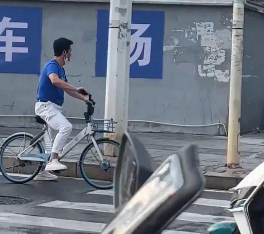 吴京赶时间骑单车去路演，路上行人偶遇以为看错人