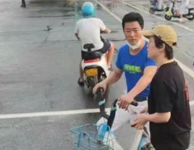 吴京赶时间骑单车去路演，路上行人偶遇以为看错人