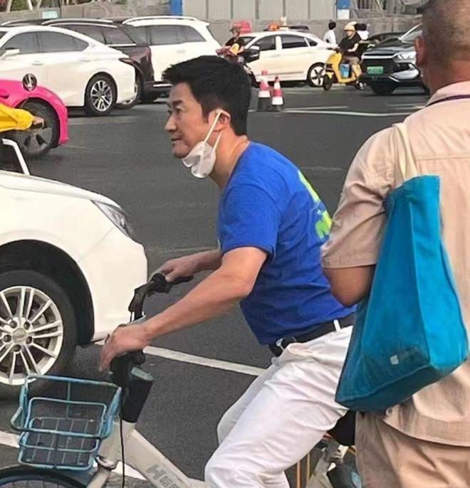 吴京赶时间骑单车去路演，路上行人偶遇以为看错人