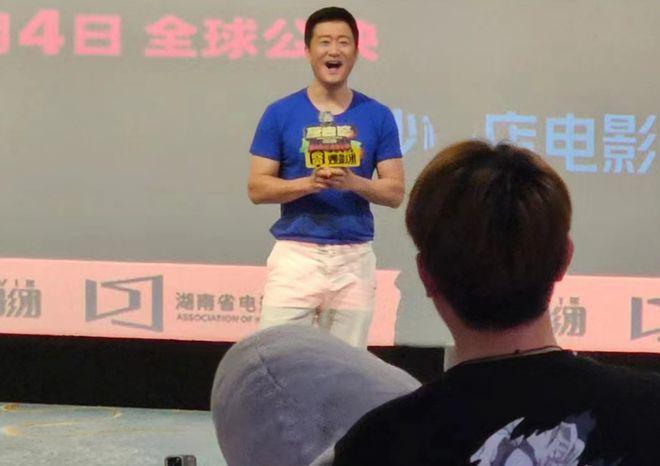 吴京赶时间骑单车去路演，路上行人偶遇以为看错人