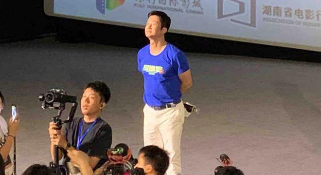 吴京赶时间骑单车去路演，路上行人偶遇以为看错人