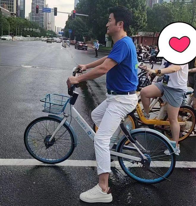 吴京赶时间骑单车去路演，路上行人偶遇以为看错人