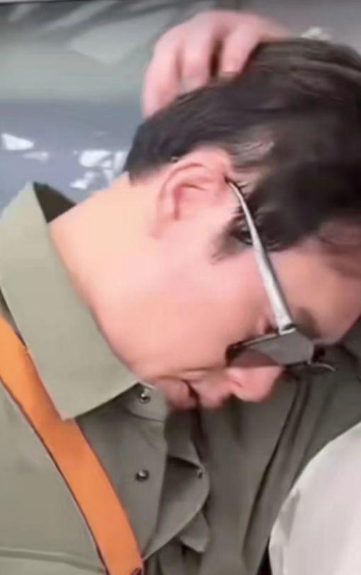 张颂文罕见黑脸烦到薅头发 被粉丝塞礼物拒绝无用