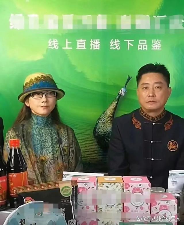 杨丽萍摸裆孔雀舞后又被骂，带货赚翻却拖欠工资忽悠员工？