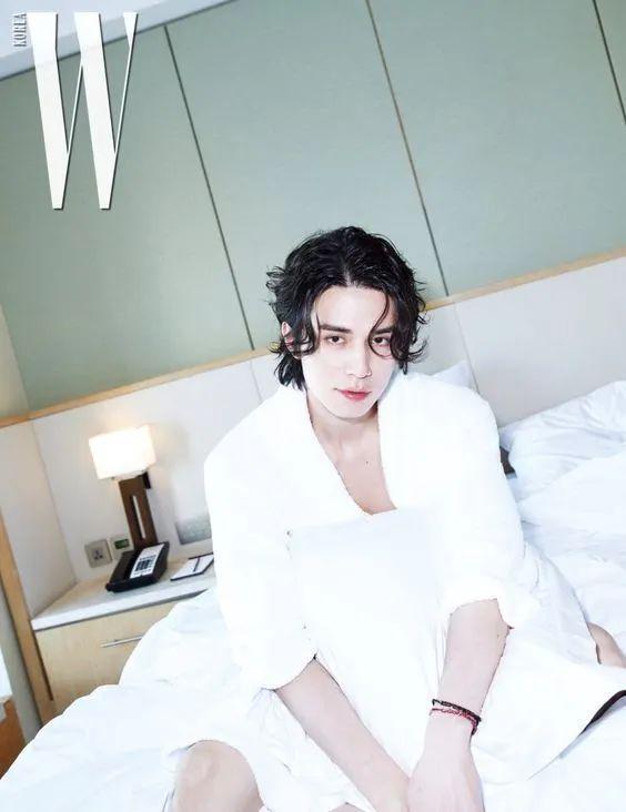 内娱浓颜帅哥PK，王鹤棣、龚俊都输给他？