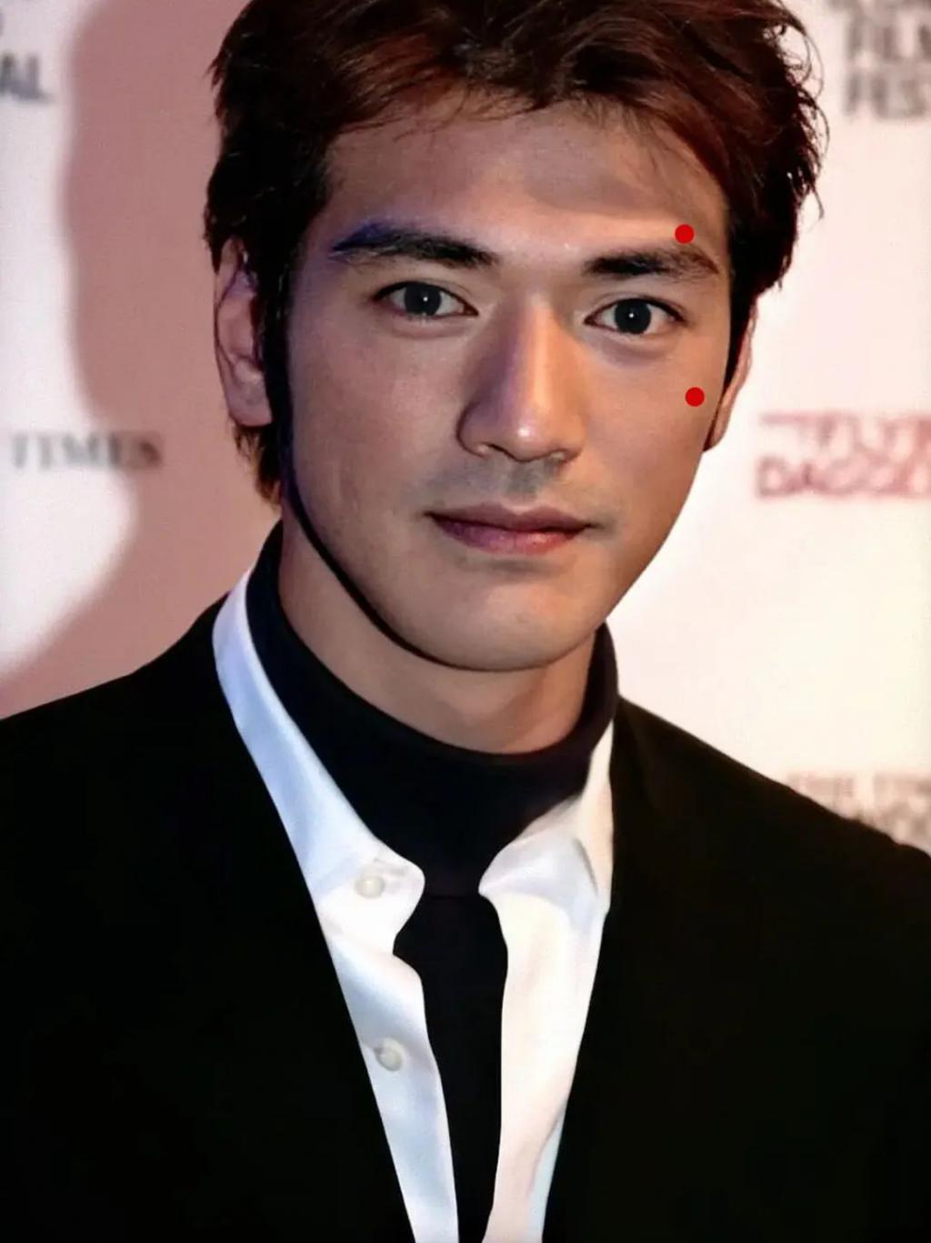 内娱浓颜帅哥PK，王鹤棣、龚俊都输给他？