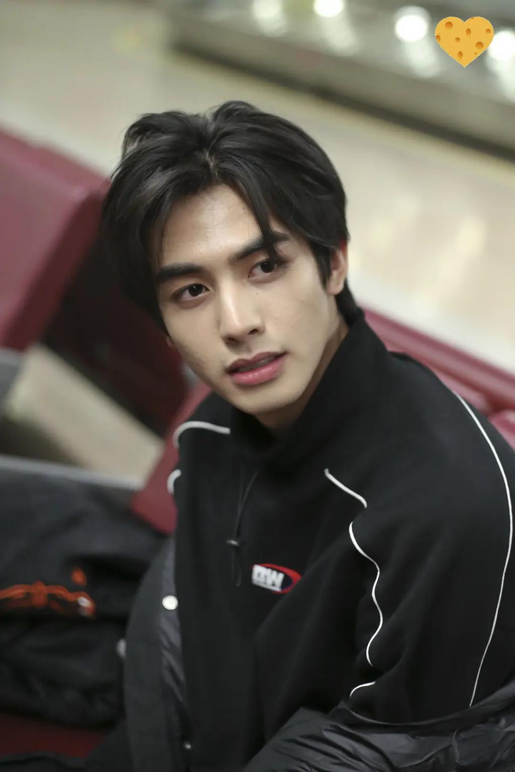 内娱浓颜帅哥PK，王鹤棣、龚俊都输给他？