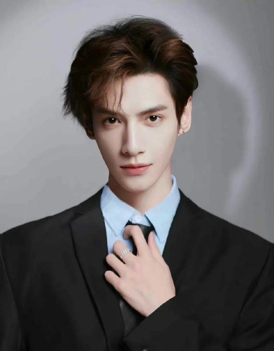 内娱浓颜帅哥PK，王鹤棣、龚俊都输给他？