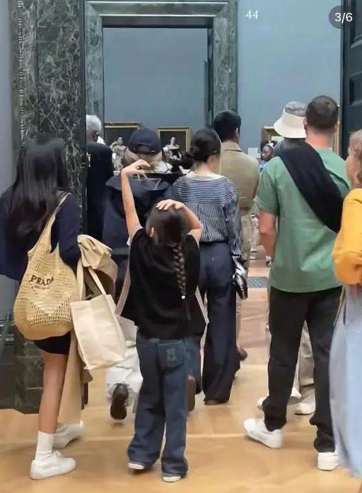 杜江夫妇甜蜜看展，霍思燕从背后抱住老公撒娇