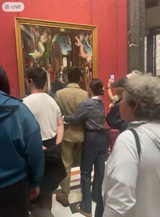 杜江夫妇甜蜜看展，霍思燕从背后抱住老公撒娇