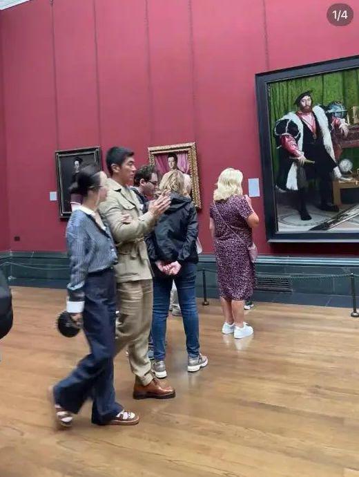 杜江夫妇甜蜜看展，霍思燕从背后抱住老公撒娇