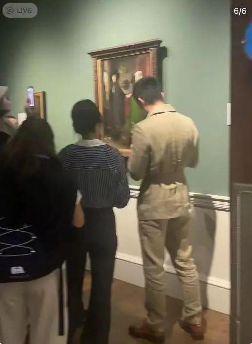杜江夫妇甜蜜看展，霍思燕从背后抱住老公撒娇