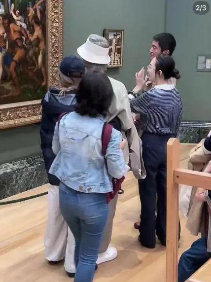 杜江夫妇甜蜜看展，霍思燕从背后抱住老公撒娇