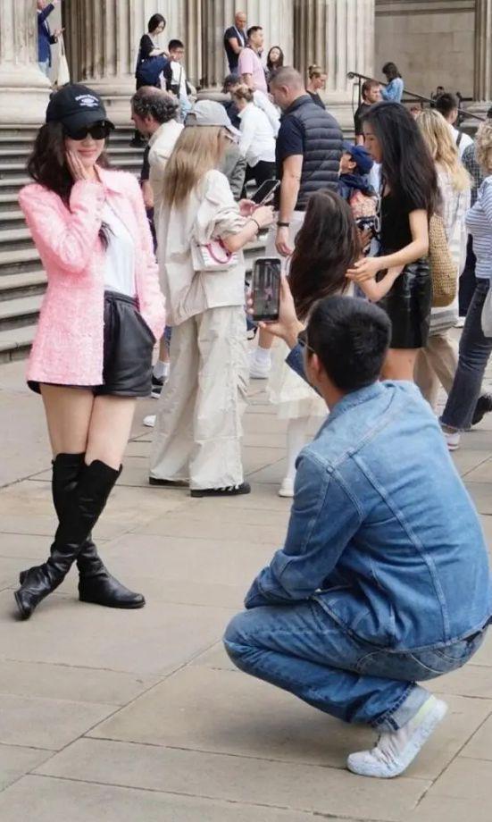 杜江夫妇甜蜜看展，霍思燕从背后抱住老公撒娇