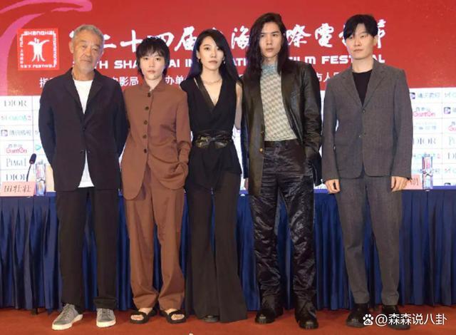 窦靖童被曝与大12岁女导演国外结婚，火速澄清：是谣言