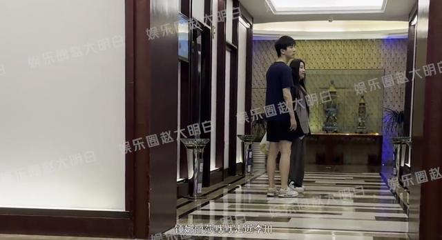 锤娜丽莎李川逛街购物 男方贴心拎购物袋同回酒店