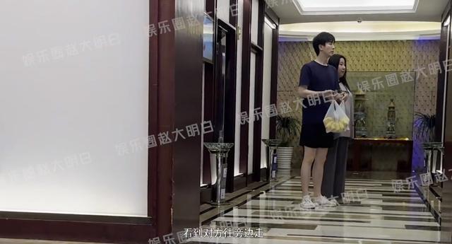 锤娜丽莎李川逛街购物 男方贴心拎购物袋同回酒店