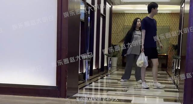 锤娜丽莎李川逛街购物 男方贴心拎购物袋同回酒店