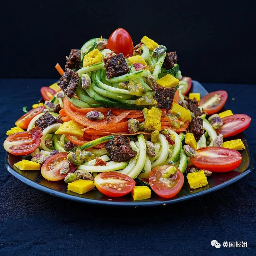 素食网红坚持只吃水果，把自己活活“饿死”？