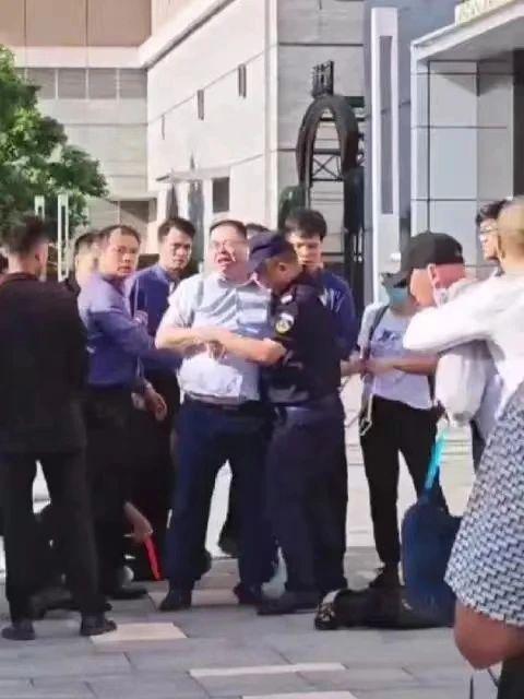千亿身价，却在公司门口当众被打！2023年中国最惨的男人出现了