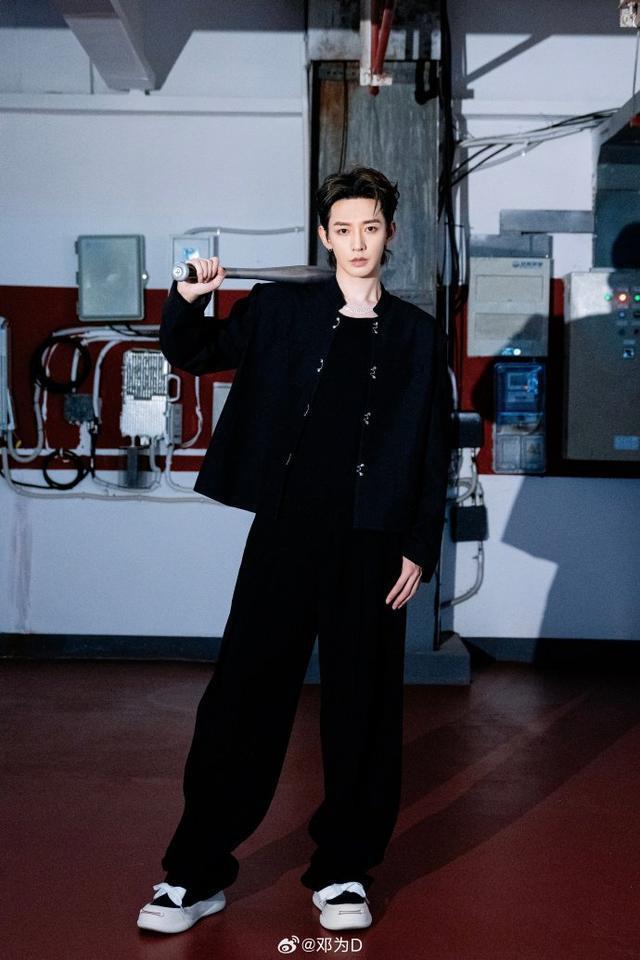 邓为发300万粉丝福利晒写真 全黑造型拿棍酷帅热血