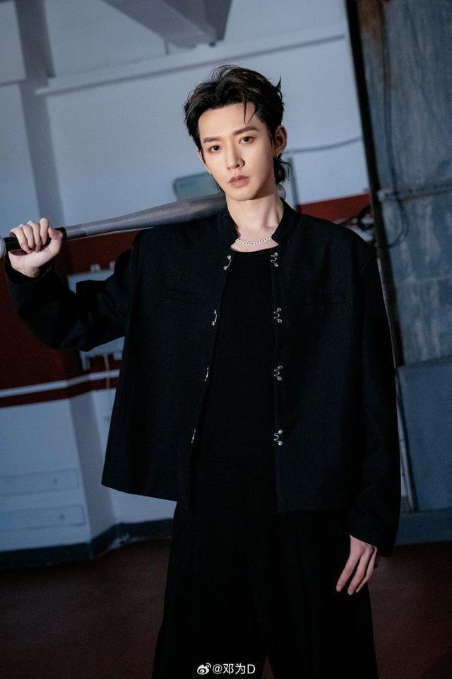 邓为发300万粉丝福利晒写真 全黑造型拿棍酷帅热血