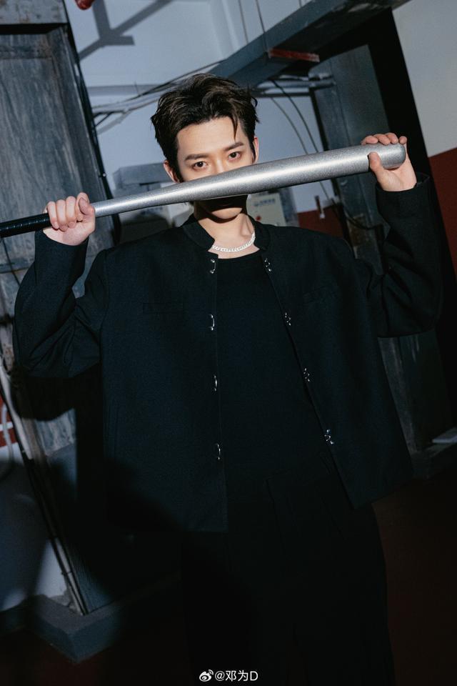 邓为发300万粉丝福利晒写真 全黑造型拿棍酷帅热血