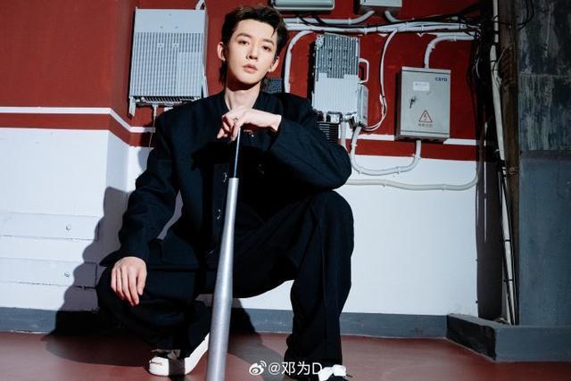 邓为发300万粉丝福利晒写真 全黑造型拿棍酷帅热血