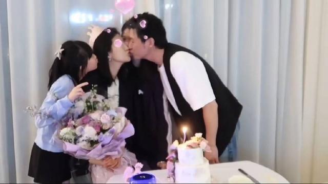 陆毅为老婆鲍蕾庆祝47岁生日 一家四口同框画面温馨