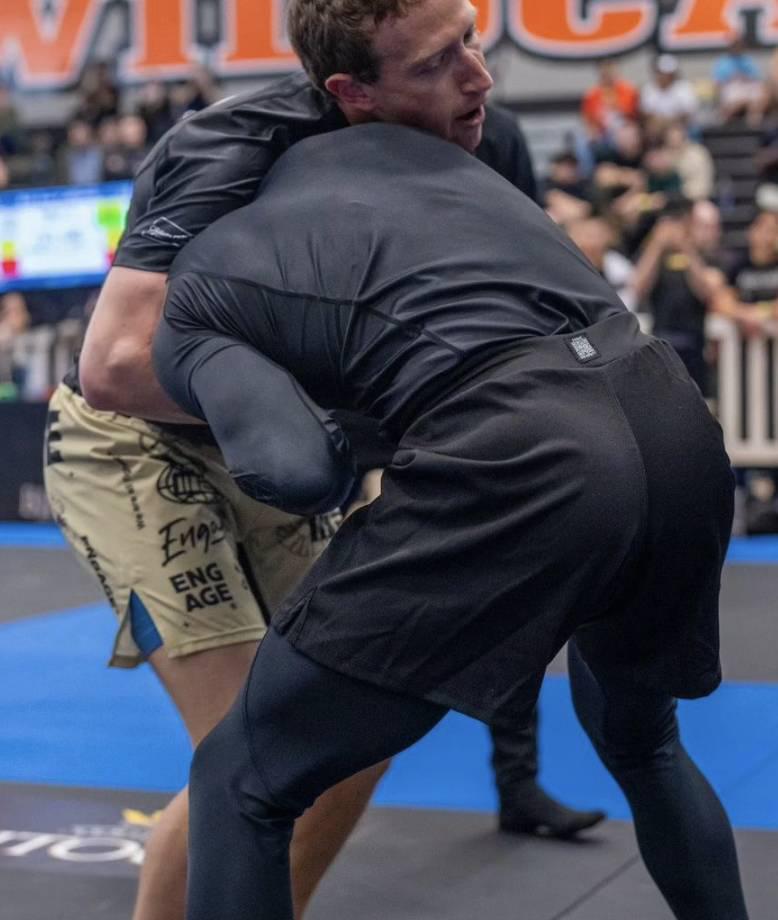 扎克伯格，正在「马斯克化」