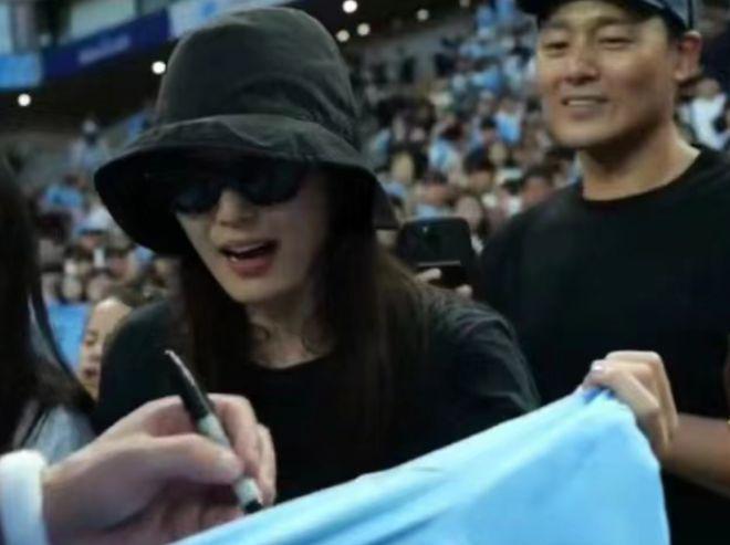 全智贤在曼城求偶像签名 拿球衣捧脸灿笑老公出镜